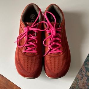 Topo Magnifly 3 Rust/Gold running shoe.